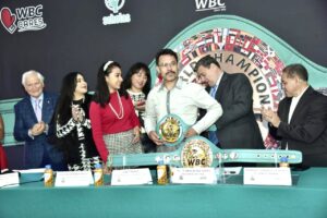 WBC adopta al "Bolillo" González